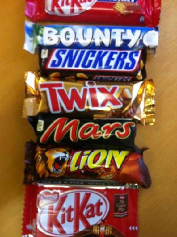 Chocolate bar snickers, Twix, bounty, mars, kinder Bueno, m&m, lion bars