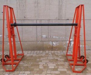 Movable cable jacks