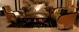 El sofá de cuero con el sofá de la sala de estar del cojín de la tela fija los muebles del lujo...