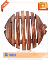 Fish-shaped wooden cutting board with gap