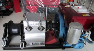 Construction equipment cable winch, engine winch