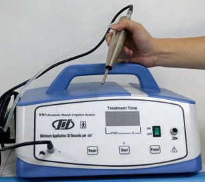 Máquina ultrasónica de la desbridacion de una herida