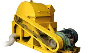 Wood crushing machine