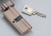 Door handle lock body and cylinder